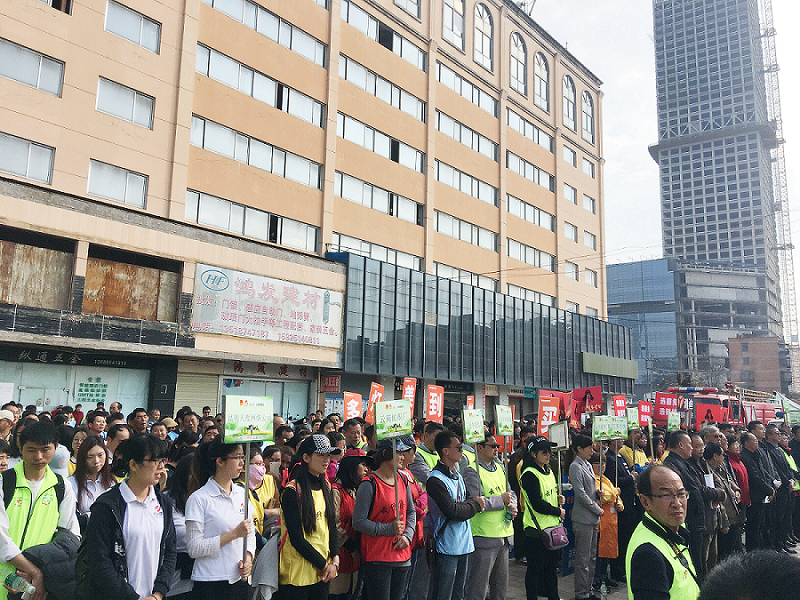 2017年3月5日，是我國第54個(gè)學(xué)雷鋒紀念日。3月份的春天萬(wàn)物復蘇，百花齊放。陽(yáng)光透過(guò)淡薄的云層照耀著(zhù)大地，它的萬(wàn)道金光愉快地普照著(zhù)萬(wàn)物。春風(fēng)拂面,是那么清柔,那么親切,就像是雷鋒的精神一直溫暖著(zhù)、鼓舞著(zhù)我們!